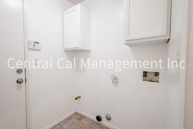 Building Photo - 3 Bedroom/2 Bath with Pool in the Southwest - $2295 Per Month!