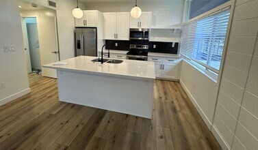Building Photo - Charming 2 Bedroom, 2 Bath Unit in South Scottsdale