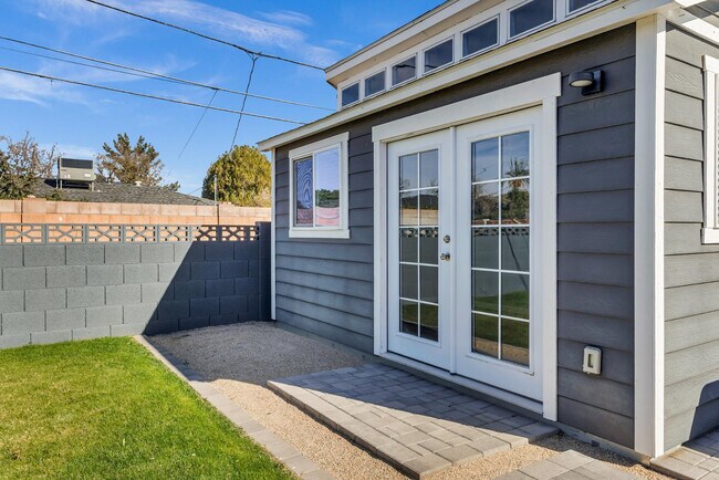 Building Photo - 3046 E Glenrosa Ave