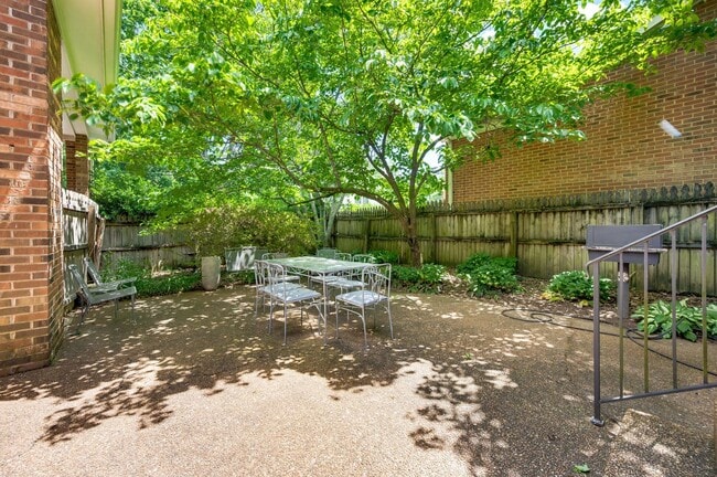 Building Photo - Awesome 3BE/2BA home in the heart of Green...