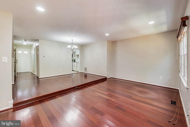 Building Photo - 3027 Mozart Dr