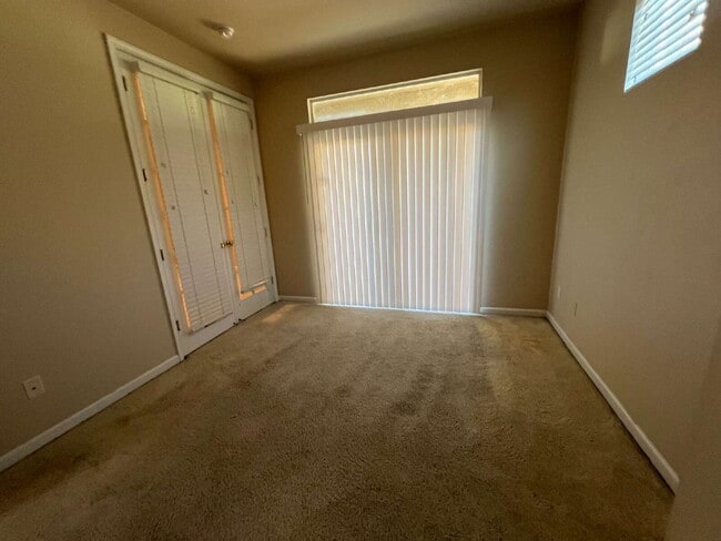 Building Photo - "Spacious 4-Bedroom Haven in Merced with 3 Full Baths & Elegant Granite Countertops!"