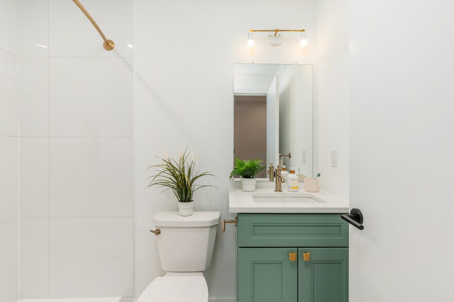 Building Photo - 1627 Fontain St