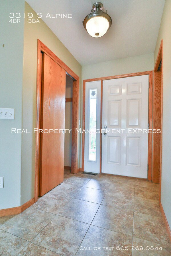 Building Photo - Perfect 4 bedroom 3 bathroom home 2200 sq ft!