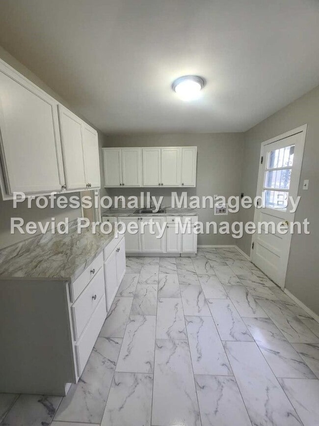 Building Photo - FIRST MONTH FREE!!! Newly Renovated 3 Bedroom Home!