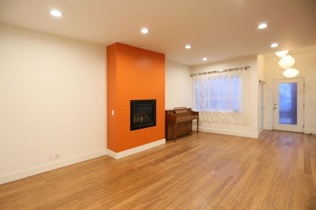 Building Photo - Spacious three-story 4BR/3BA single family home in Bernal Heights, Deck, View,W/D,Storage(637 Per...
