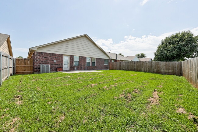 Building Photo - 2813 Edgemere Dr