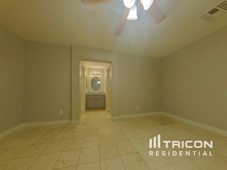 Building Photo - 810 S Greenleaf Ln