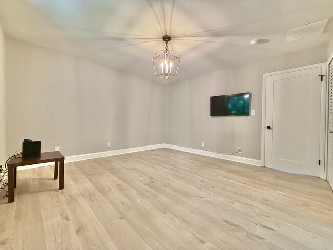Building Photo - 907 Oak Tree Dr