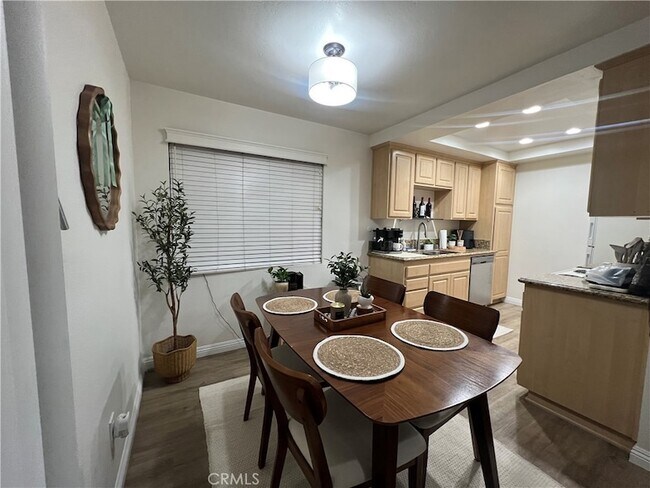 Building Photo - 139 S Poplar Ave