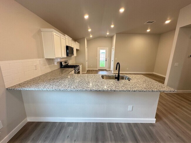 Building Photo - Welcome to Beacon Pointe!