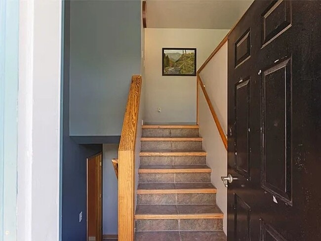 Building Photo - Beautiful spacious 3 bed, 3 bath home situated on 2.53 private acres in Stevensville.