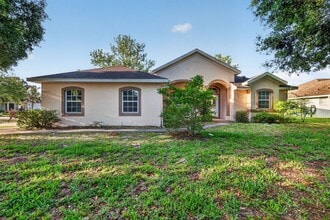 Building Photo - Available NOW - 3/2 Split Plan Home in Eustis with large Florida Rm!