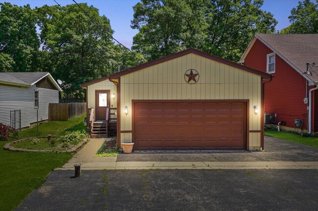 Building Photo - Updated 3-Bed/2-Bath Home with A Deck, Gar...