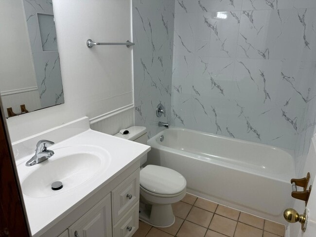 Building Photo - 5014 Palm Dr
