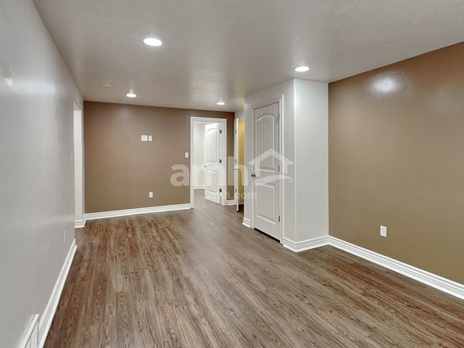 Building Photo - 1698 E Ridgefield Rd