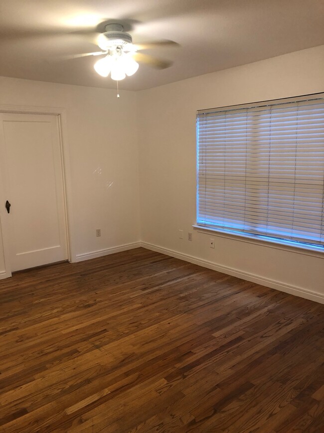 Building Photo - Hyde Park Hideaway! 3/2 with washer/dryer,...