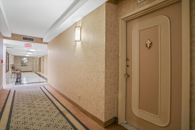 Building Photo - 2030 S Ocean Dr