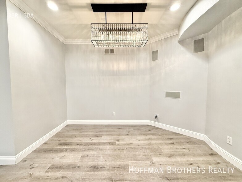 Building Photo - 1135 Rexford Dr