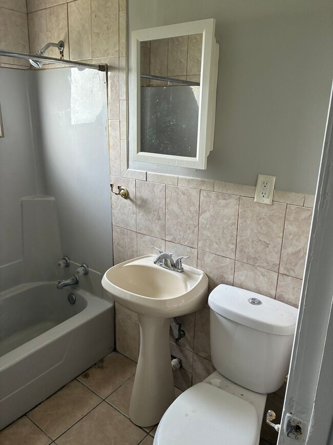 Building Photo - 3 Bedroom Home with Fenced Backyard