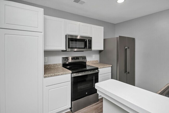 Building Photo - Freshly Updated 3 bedroom Home with New Ro...