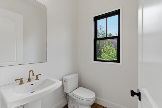 Building Photo - Stunning 4 bedroom East Nashville New Construction