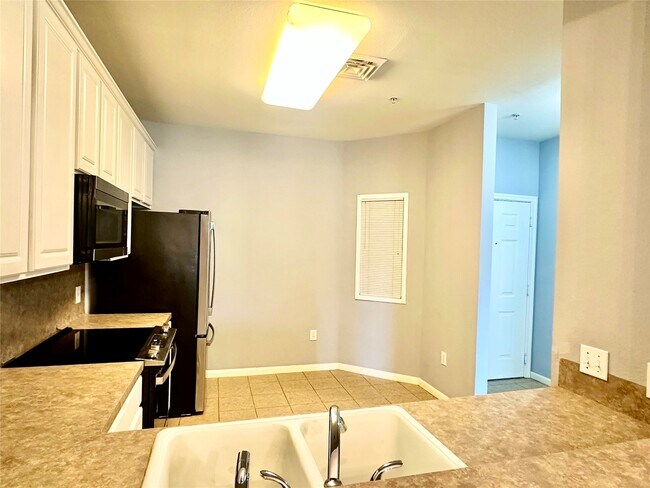 Building Photo - 2815 Kings Crossing Dr