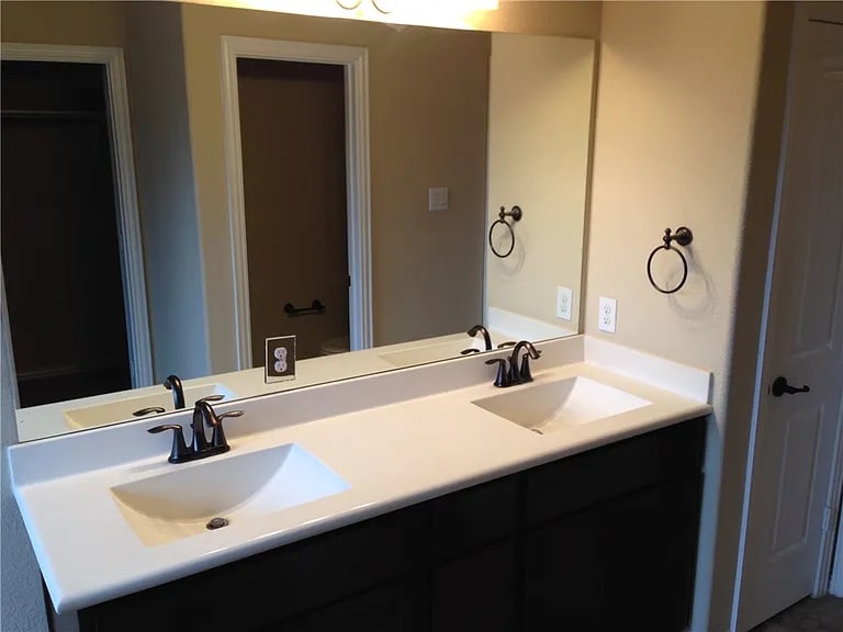 Building Photo - 1921 Autumn Run Ln