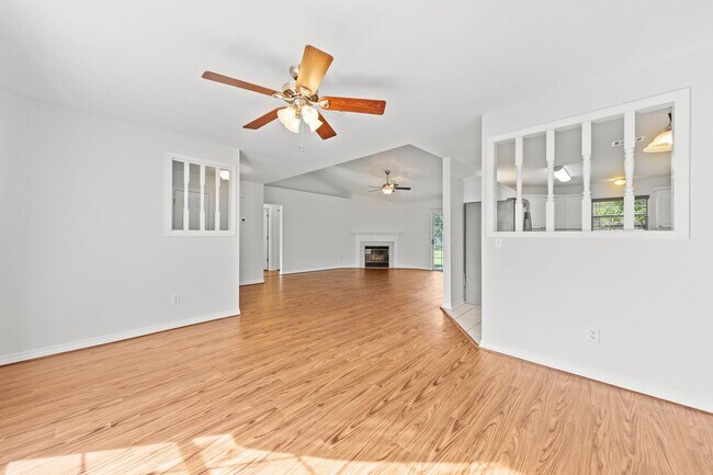 Building Photo - Updated Home in Raintree Estates!