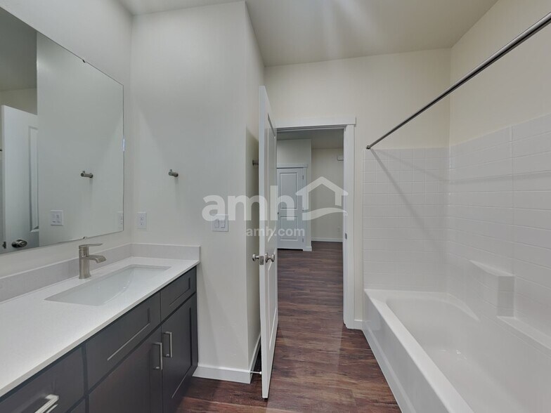 Building Photo - 1487 N Barkvine Ave