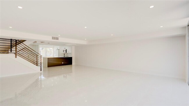 Building Photo - 933 NE 24th Ave