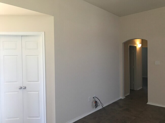 Building Photo - 4/2/2 Fenced yard NORTH LONGVIEW