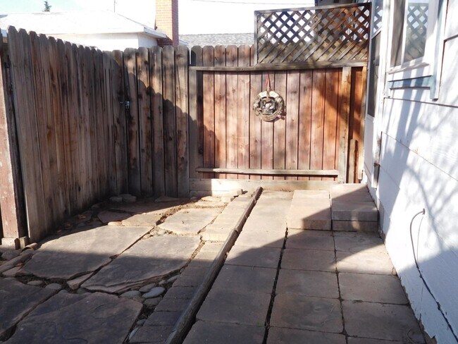 Building Photo - Cute 1 Bedroom close to Victorian Square