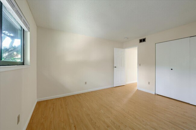 Building Photo - 10 Pueblo Dr