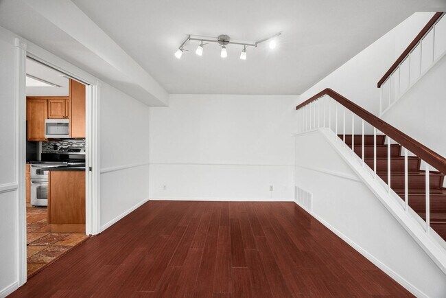 Building Photo - 3 Bed, 3 Bath townhome in Woodbridge Village