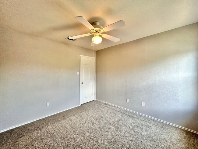 Building Photo - Charming 3BR/2BA Two-Level Home with Cover...