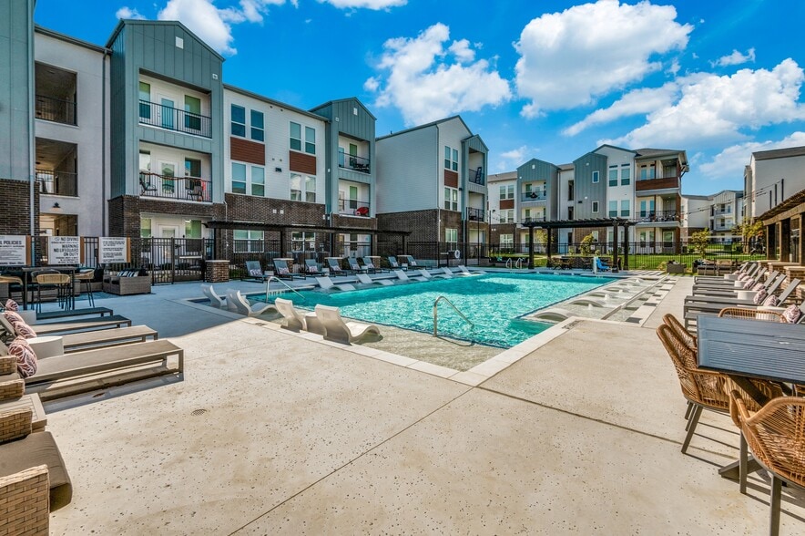 Primary Photo - 2201 Creekview
