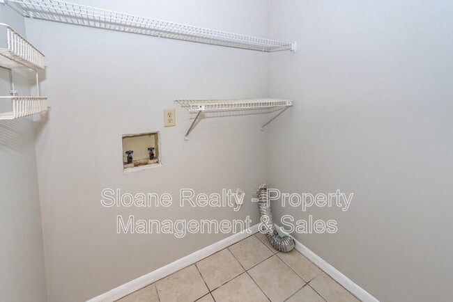 Building Photo - 1022 Oakcrest Dr