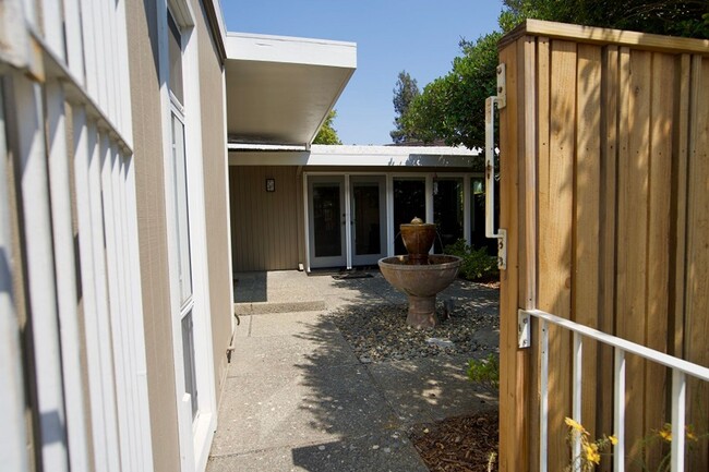 Building Photo - Beautifully Updated Four Bedroom Napa Home