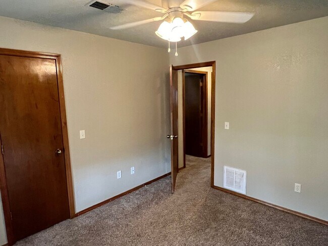 Building Photo - Great 3 Bed 2 Bath In Edmond