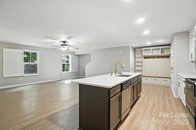 Building Photo - 1737 Hooper Court