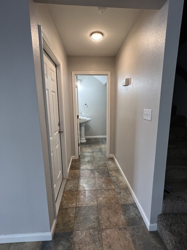 Building Photo - 405 Shade Tree Lane