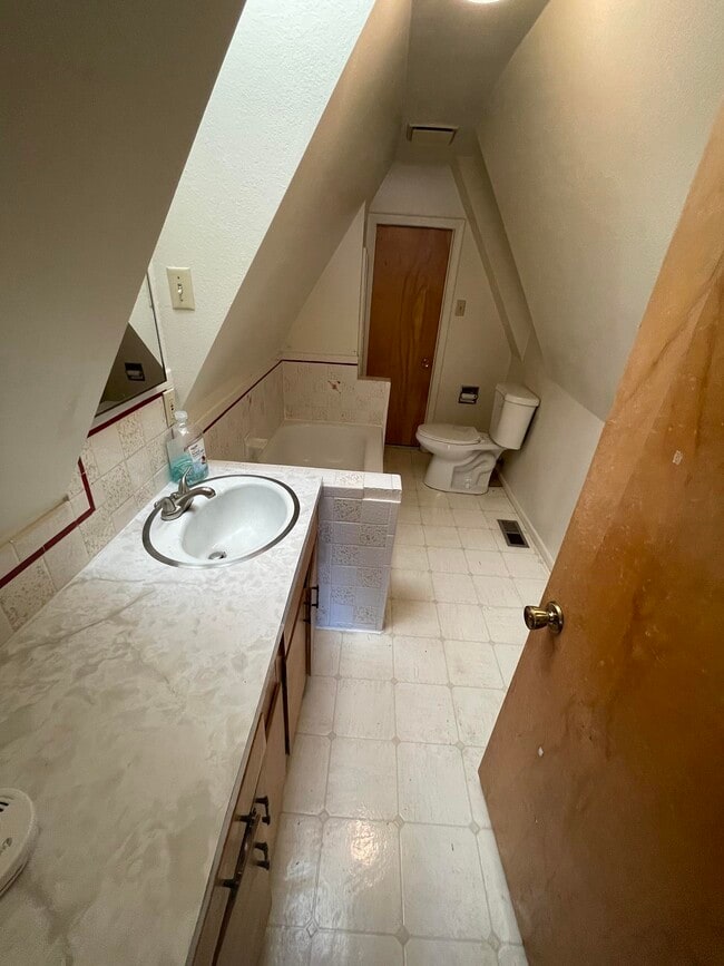 Building Photo - 1415 280 E