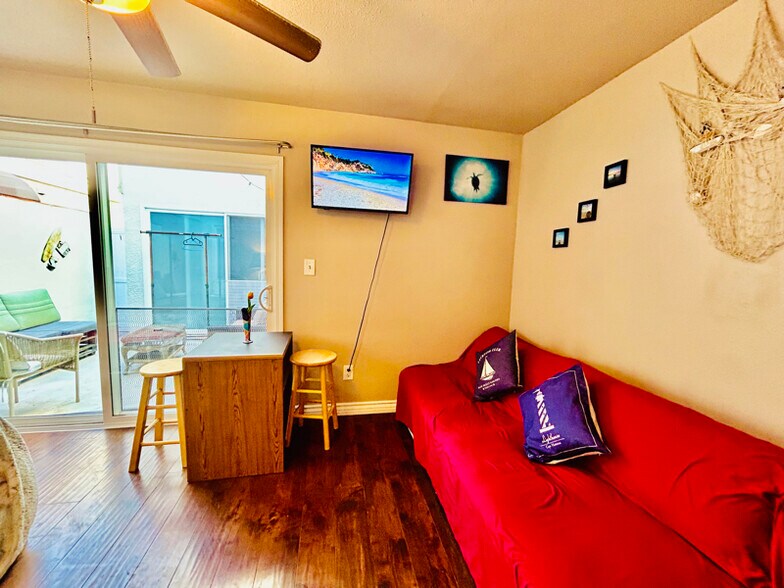 Building Photo - 604 17th St