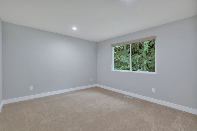 Building Photo - 4bed/2.25bath Stunning Remodeled Home on Expansive Wooded Lot in Woodinville