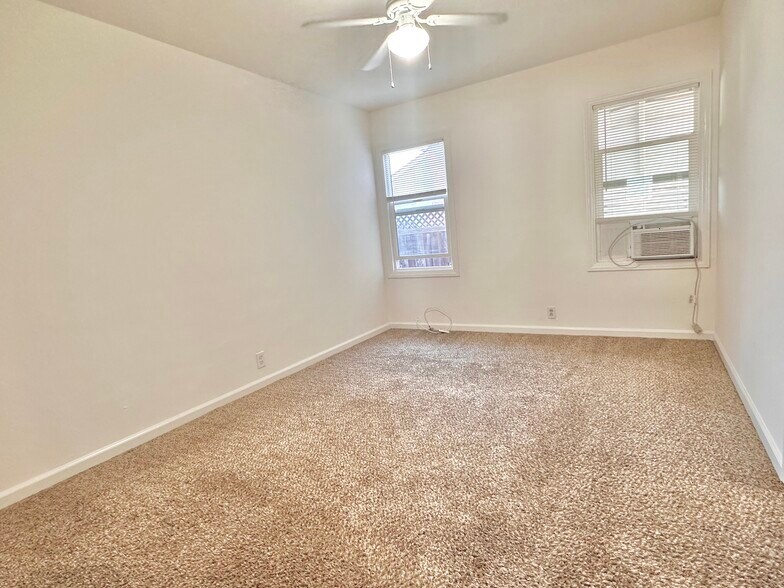 Building Photo - 82 E Rosemary Ln