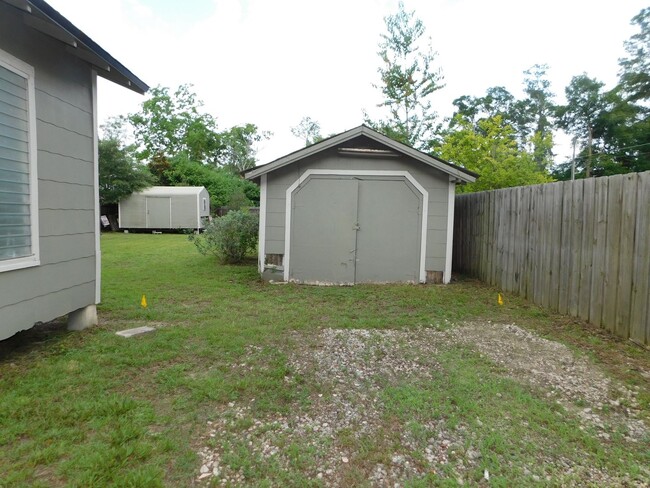 Building Photo - Charming 2 Bedroom!