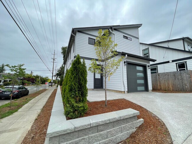 Building Photo - 4Bd/2.5Ba Corner Home in Desireable Portsmouth Neighborhood ~ Newly Built, Quartz Countertops, Si...