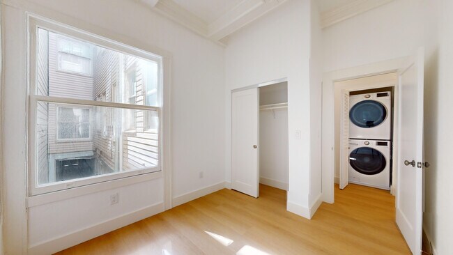 Building Photo - 550 Baker St