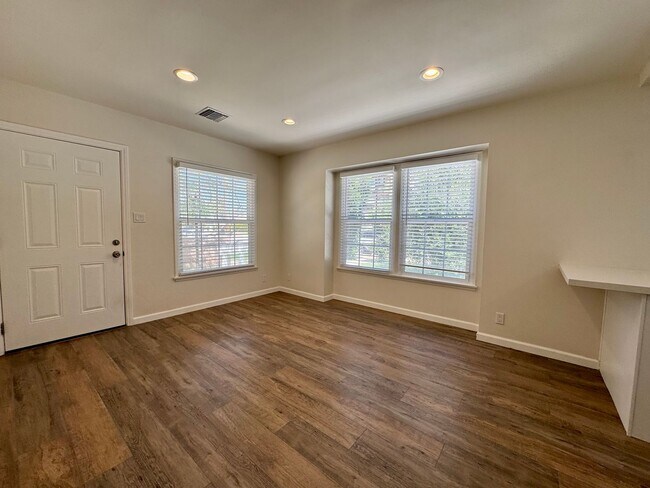 Building Photo - Large front unit apartment with patio